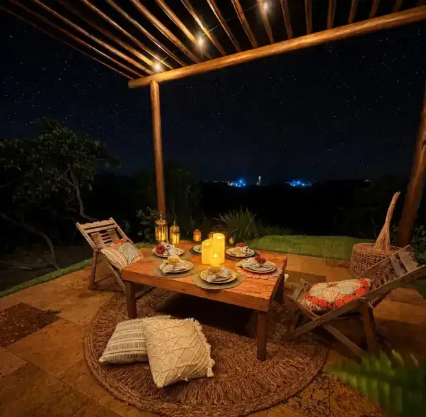 Mesa preparada para jantar no mirante do Rancho das Dunas